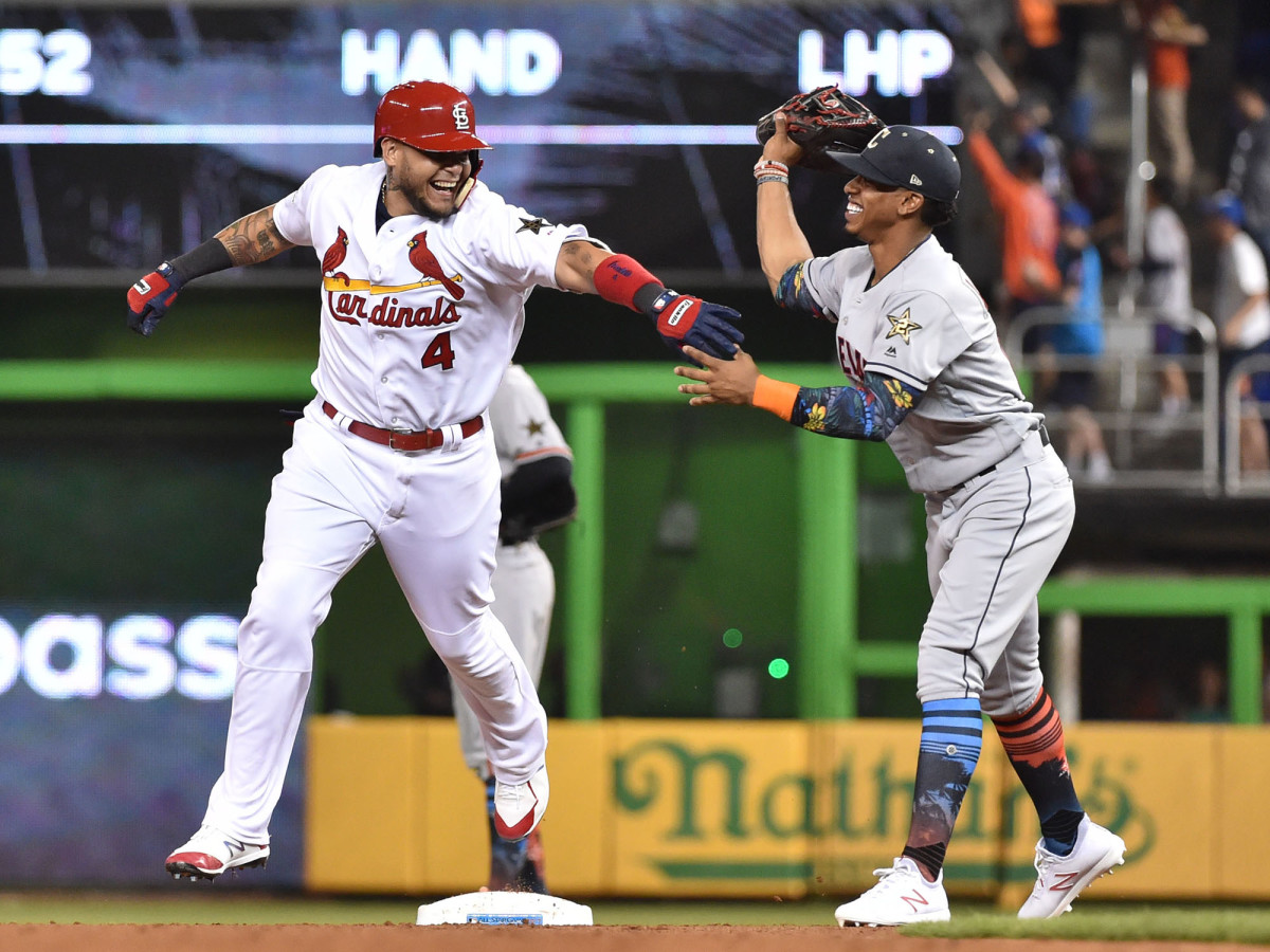 Francisco Lindor tags Yadier Molina